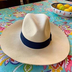 cream & navy hat 👒